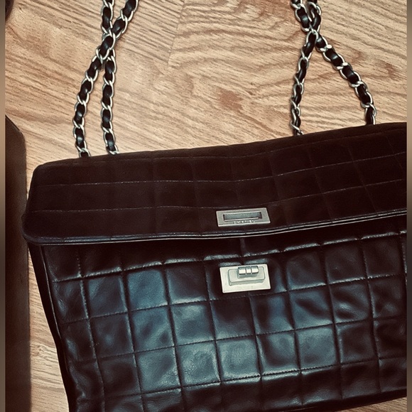 CHANEL HORIZONTAL QUILT MEDIUM BOY BAG - Picture 9 of 16